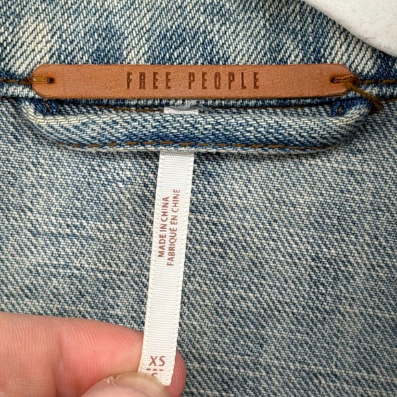 Free People Oversized Distressed Denim Jacket Light Wash Blue XS OB1003423 - Picture 3 of 6